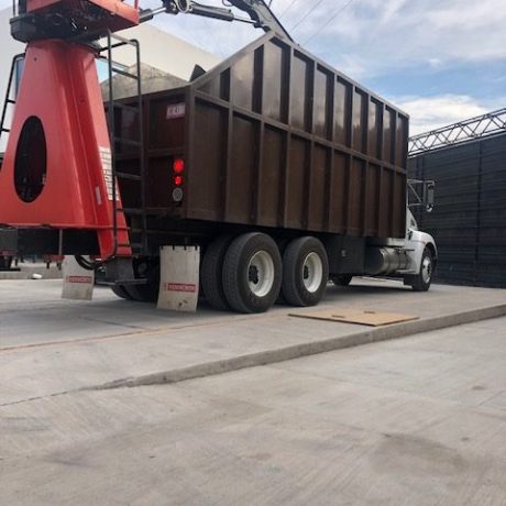 Personal en planta para la selección de materiales y áreas limpias